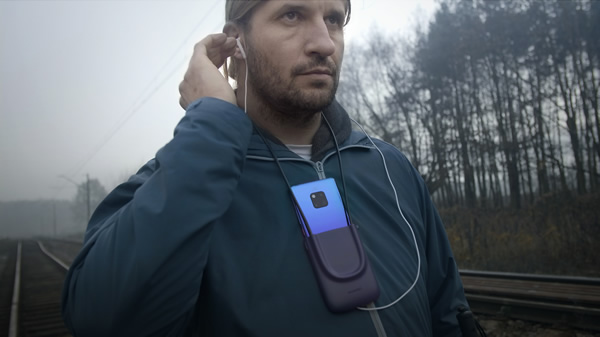 Muž v lese s telefónom na krku