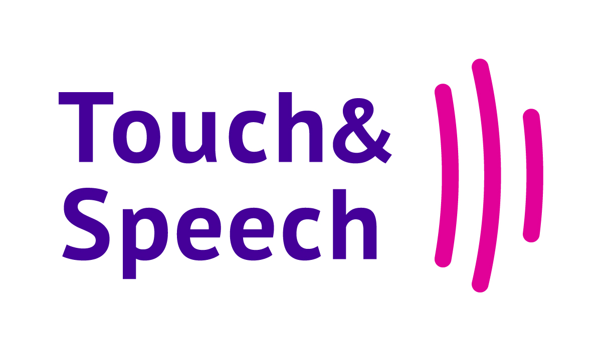 Logo Touch & Speech tvorí text názvu v modrej farbe a po pravej strane sú tri lišty/poloblúky v cyklaménovej farbe.