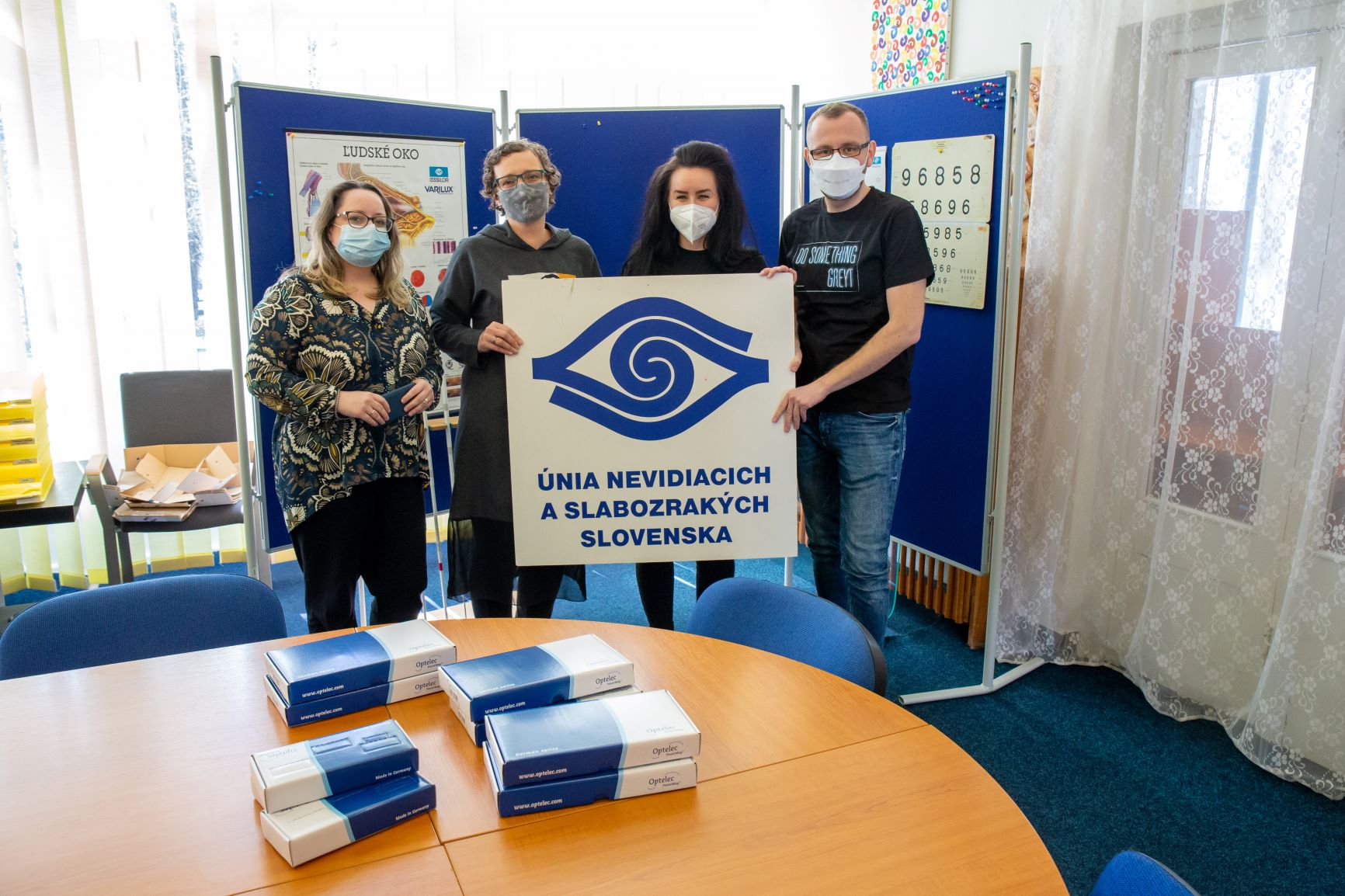 Spoločné foto z odovzdávania špec. lúp pre ÚNSS. Na fotke sú Eliška Fričovská (PR manžérka), Tatiana Winterová (riaditeľka ÚNSS), Dana Mišovcová (senior HR Generalist, sp. Greyson) a Martin Áč (HR Generalist, sp. Greyson).
