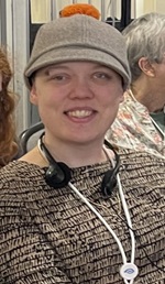 Na obr. je neformálny portét T. Matsinen, do objektívu sa usmieva mladá žena v čiapke, na krku má slúchadlá. 