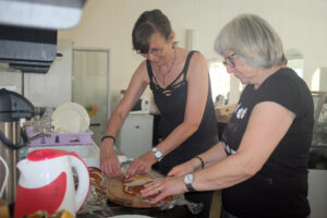 Aby to v Banskej Bystrici šlo od ruky - krájanie vianočky