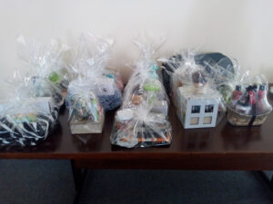 Na čo sa mohli tešiť výhercovia v Trnave - darčeky poukladané na stole