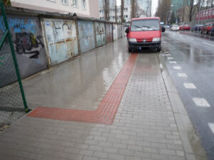 Prekážka na vodiacej línii - odparkované auto