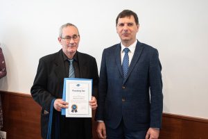 Na obrázku stojí V. Zán s J. Podolinským. V. Zán má v rukách Pamätný list.