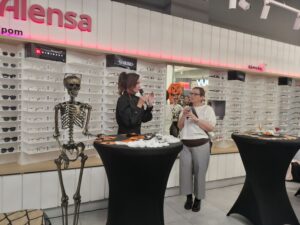 V priestoroch optiky stoja v rozhovore na mikrofón T. Winterová a moderátorka večera Karin Majtánová.