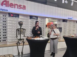 V priestoroch optiky stoja v rozhovore na mikrofón T. Winterová a moderátorka večera Karin Majtánová.